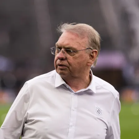 Corinthians: Stabile comenta reunião com a Caixa e nega problema com elenco