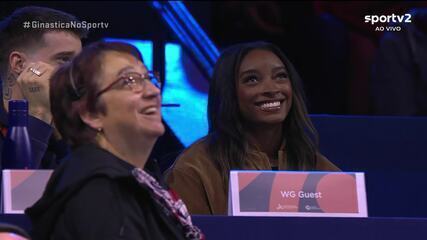 Da arquibancada, Simone Biles acompanha o Mundial de Ginástica Artística