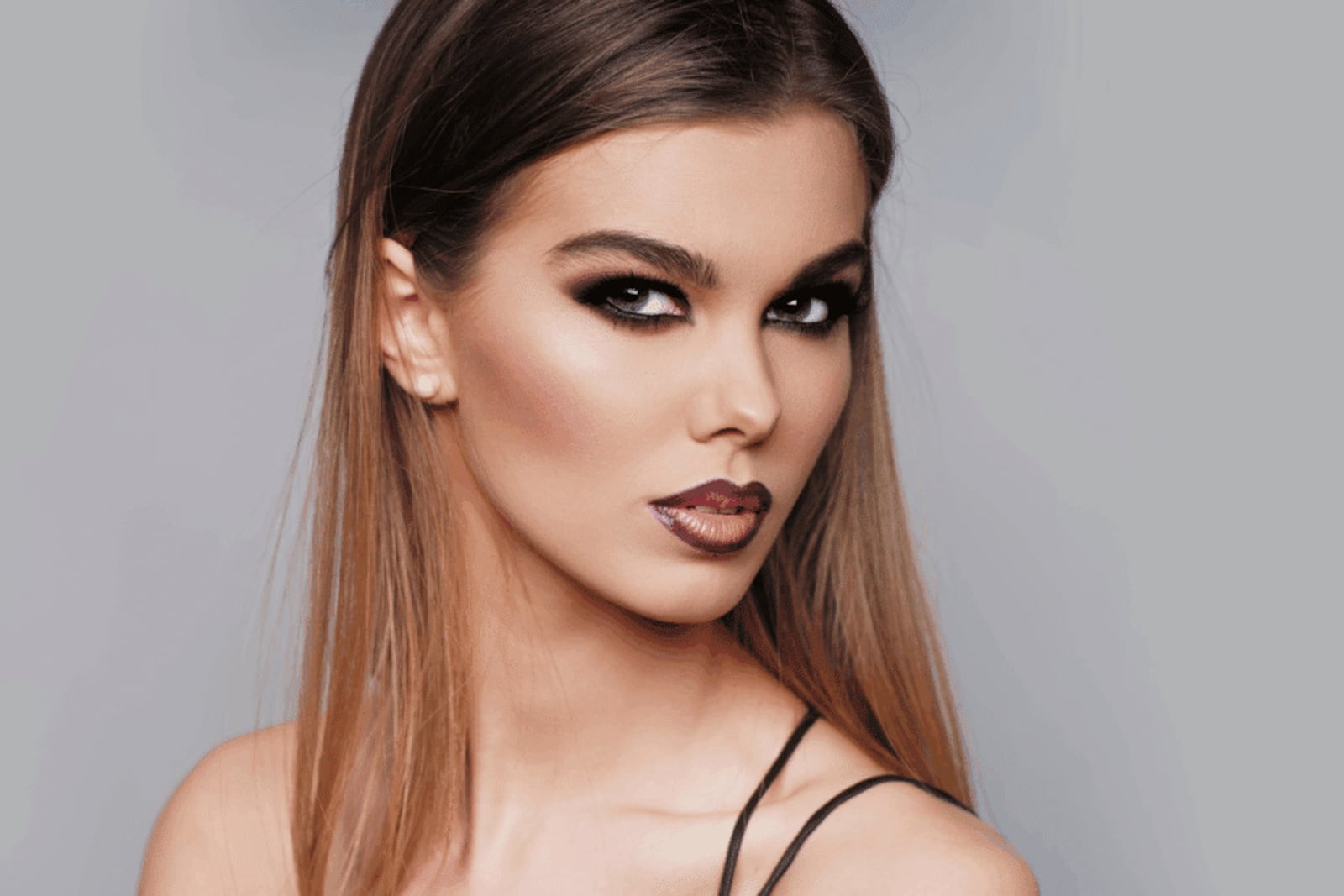 Tons de rosa queimado, canela e marrom são alternativas para reproduzir o blush estruturado que marcou a maquiagem das supermodelos dos anos 1990 Imagem: Volodymyr TVERDOKHLIB | Shutterstock
