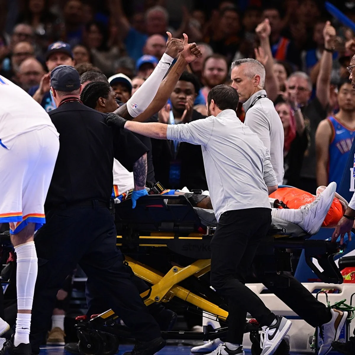 NBA: Jalen Williams deixa jogo de maca após lesão impressionante