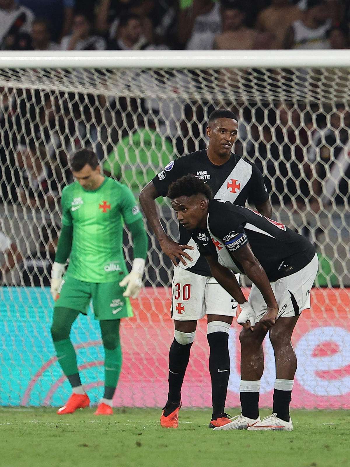 Esposa de Thiago Mendes revela desânimo de jogador após eliminação do Vasco: 'Não quer levantar da cama'