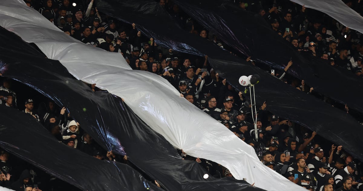Torcedores do Corinthians protestam no Parque São Jorge e pedem ‘intervenção judicial já’