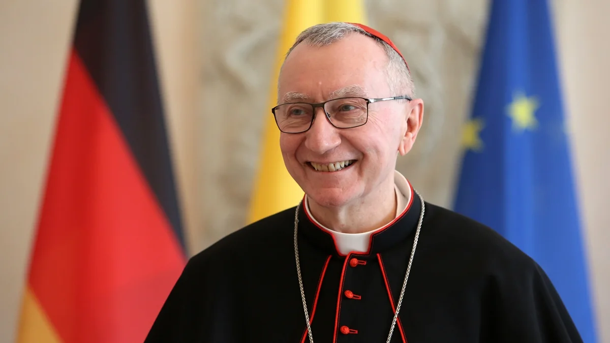 Número dois do Vaticano diz estar preocupado com cirurgia do papa Leão XIV