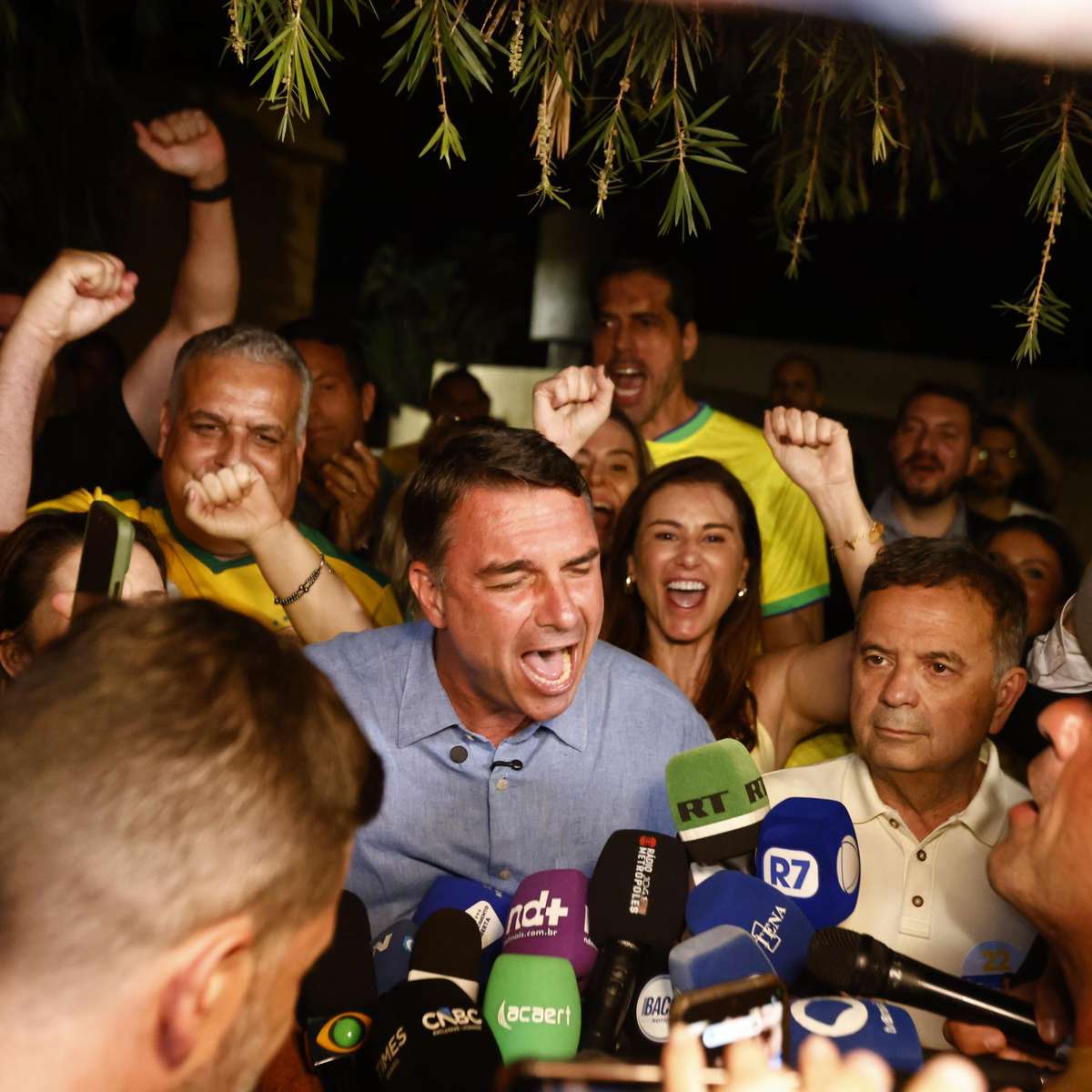 Manter eleitorado motivado e confronto direto com Lula: os desafios de Flávio Bolsonaro no 2º turno