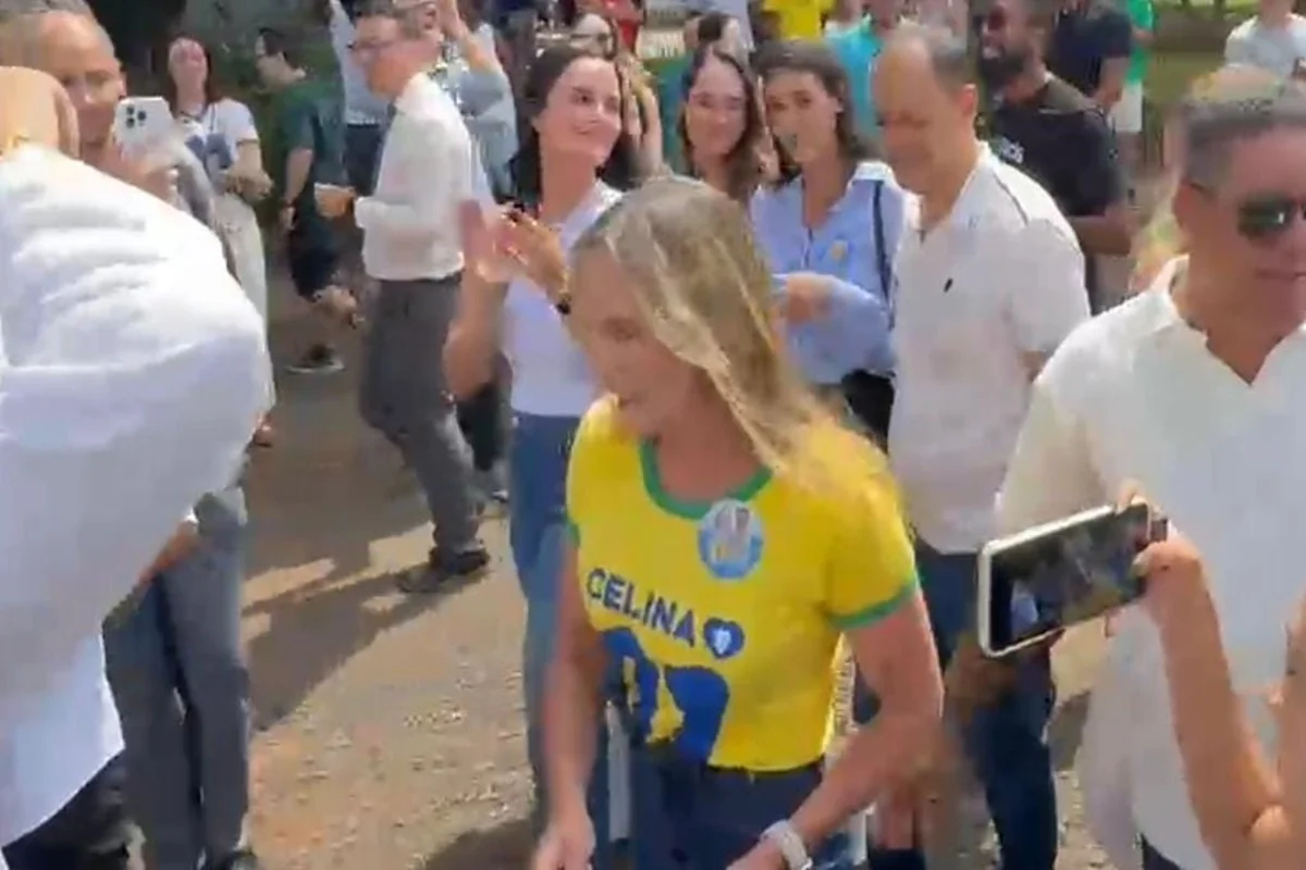 Celina Leão vota no Lago Norte