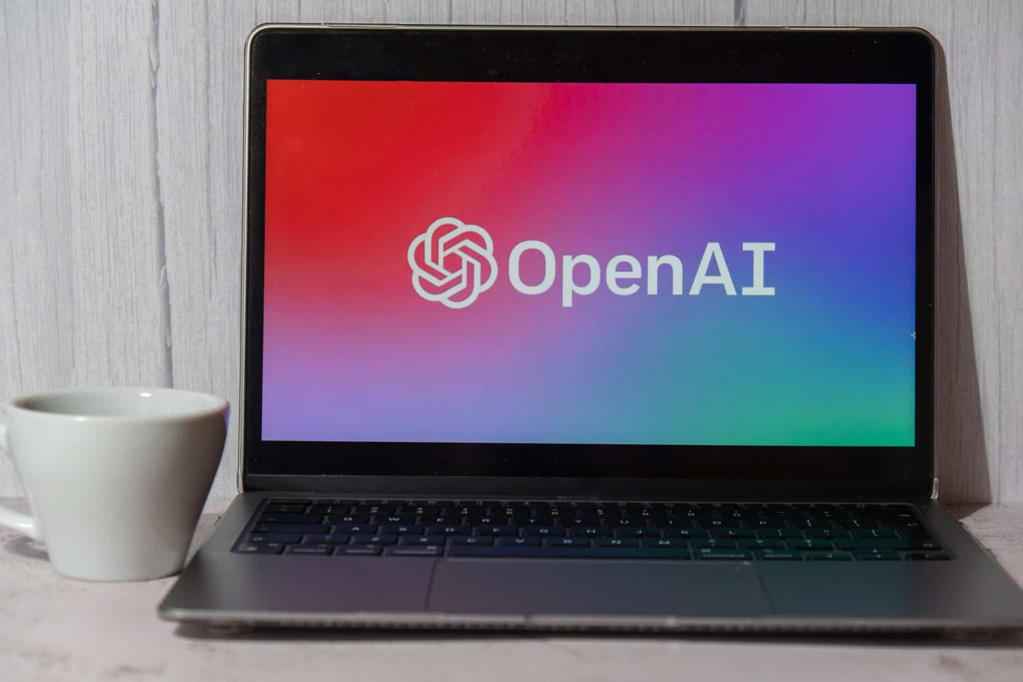 Logo da OpenAI na tela de um notebook