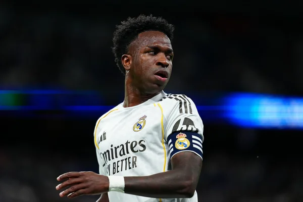 Raúl Asencio defende Vini Jr. e revela torcida por Mbappé na Bola de Ouro
