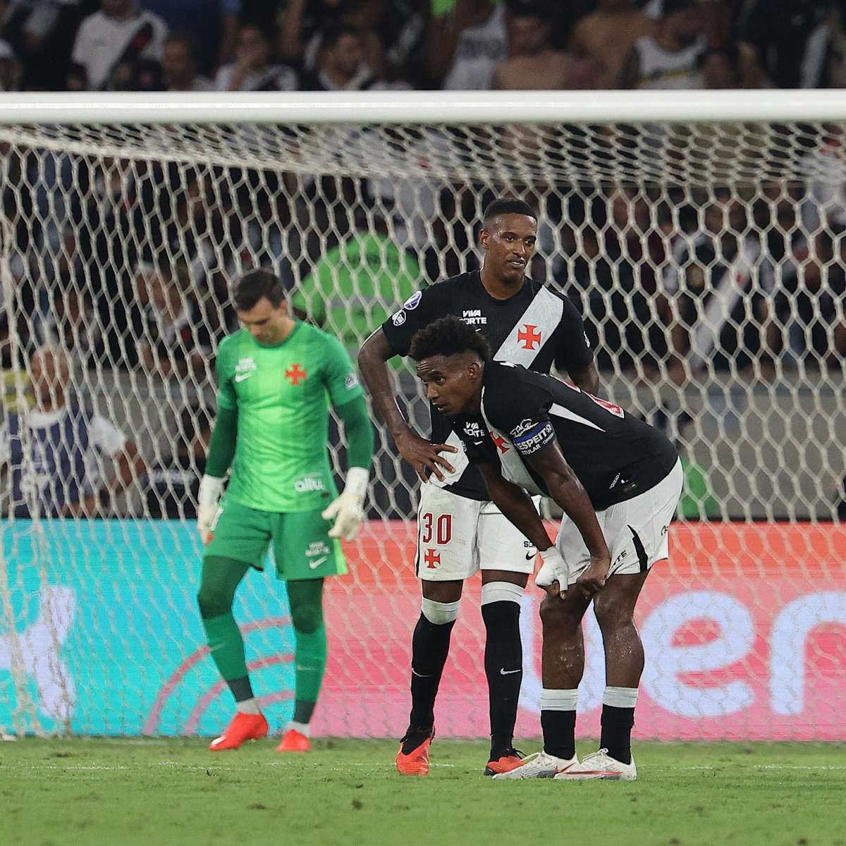 Esposa de Thiago Mendes revela desânimo de jogador após eliminação do Vasco: 'Não quer levantar da cama'