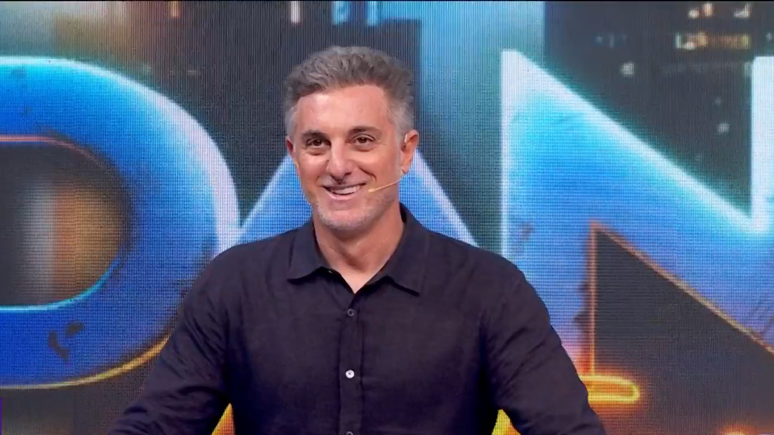 Luciano Huck comete gafe ao vivo e esquece nome de personagens ao comentar Quem Ama Cuida