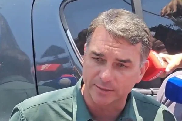 Justiça barra entrega de título de cidadão a Flávio após abaixo-assinado - destaque galeria