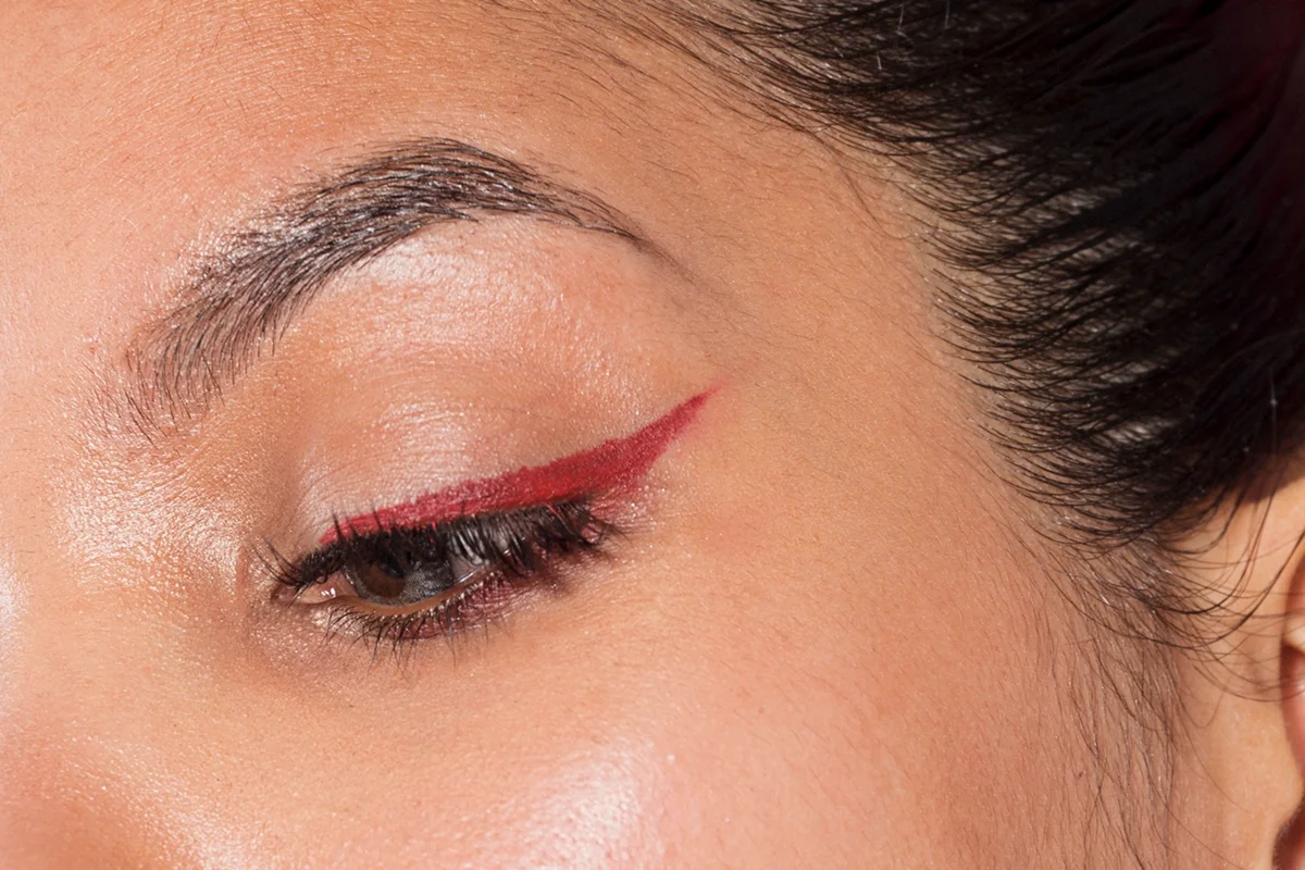 Imagem da matéria: Delineado vermelho vira trend de make para o Halloween; confira inspirações