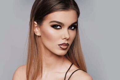 Lábios desenhados e olhos marcados: a make dos anos 1990 dita as novas tendências de maquiagem