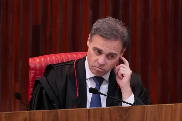 Mendonça diz que Lula e Flávio podem abrir sigilos sem aval do TSE - destaque galeria