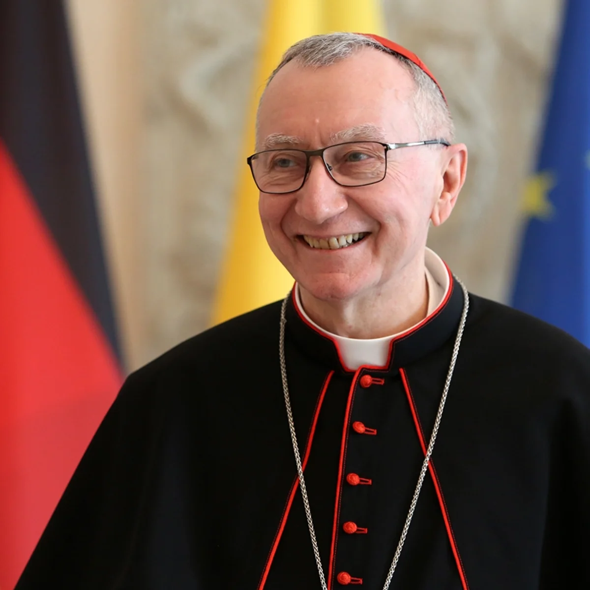 Número dois do Vaticano diz estar preocupado com cirurgia do papa Leão XIV