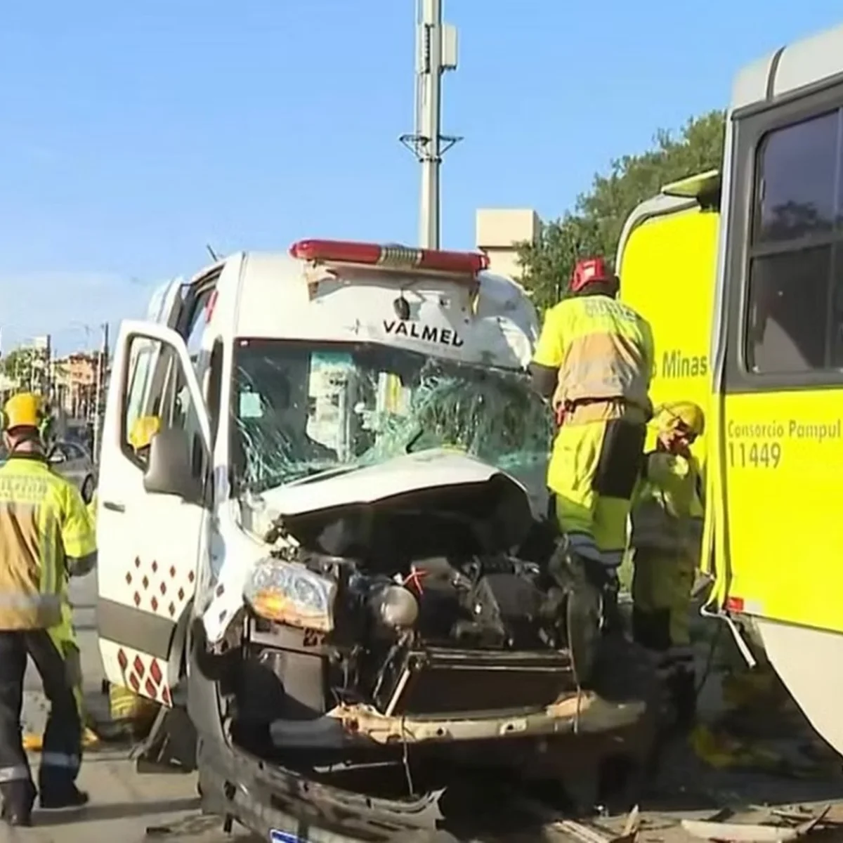 Acidente entre ônibus e ambulância deixa três feridos em BH