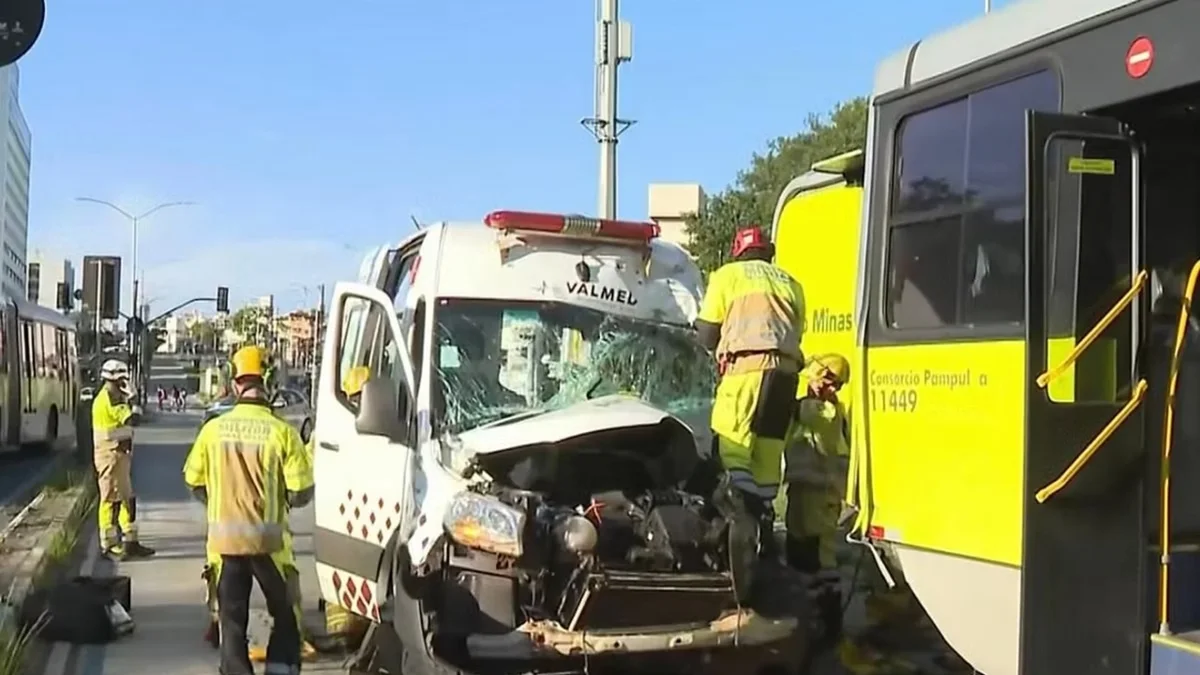 Acidente entre ônibus e ambulância deixa três feridos em BH