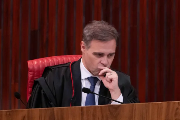 Mendonça diz que Lula e Flávio podem abrir sigilos sem aval do TSE