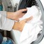 Imagem da matéria: Como branquear roupa na máquina de lavar: 7 produtos para tirar o amarelado