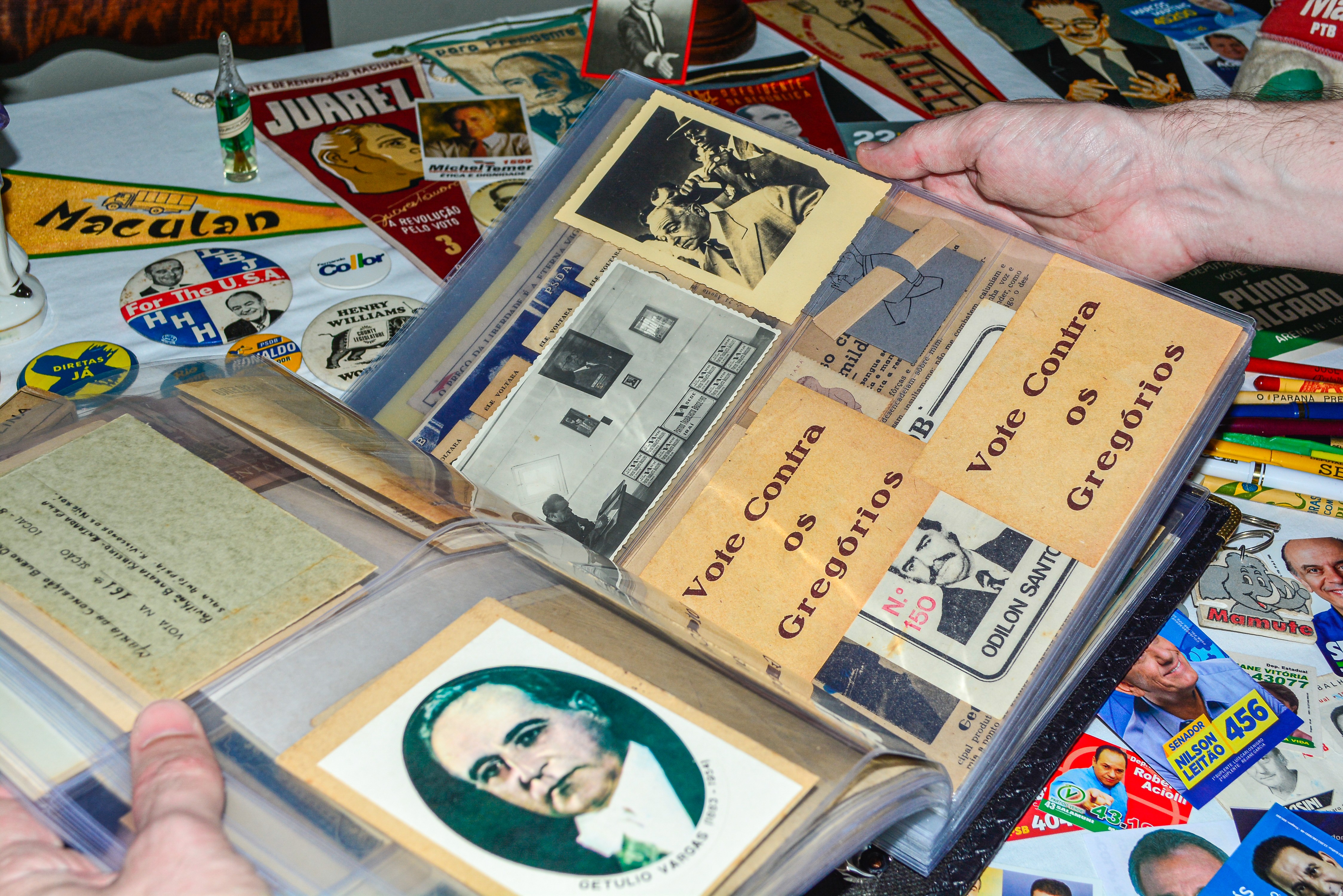 Paranaense coleciona mais de 4 mil materiais das eleições dos últimos 100 anos: 'Tem peças raras e itens proibidos'