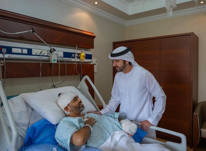 Príncipe herdeiro de Dubai visita piloto esfaqueado que salvou a vida de 180 pessoas em voo