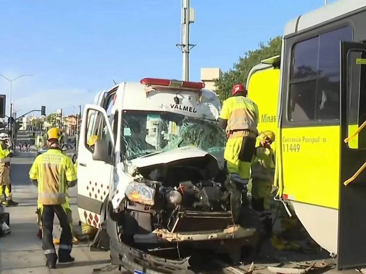 Acidente entre ônibus e ambulância deixa três feridos em BH