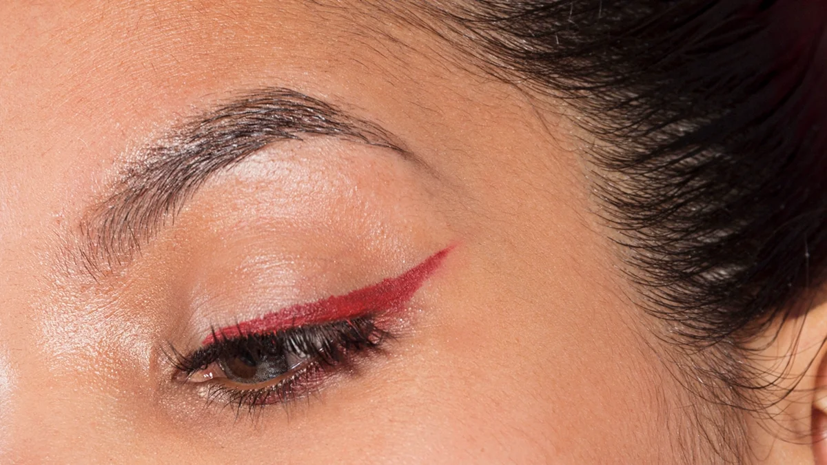 Delineado vermelho vira trend de make para o Halloween; confira inspirações