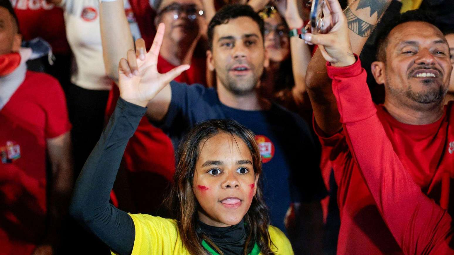 Apoiadores de Lula celebrando na avenida Paulista no domingo.