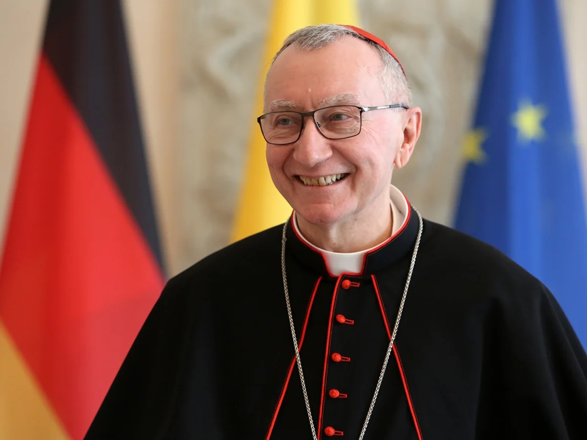 Número dois do Vaticano diz estar preocupado com cirurgia do papa Leão XIV