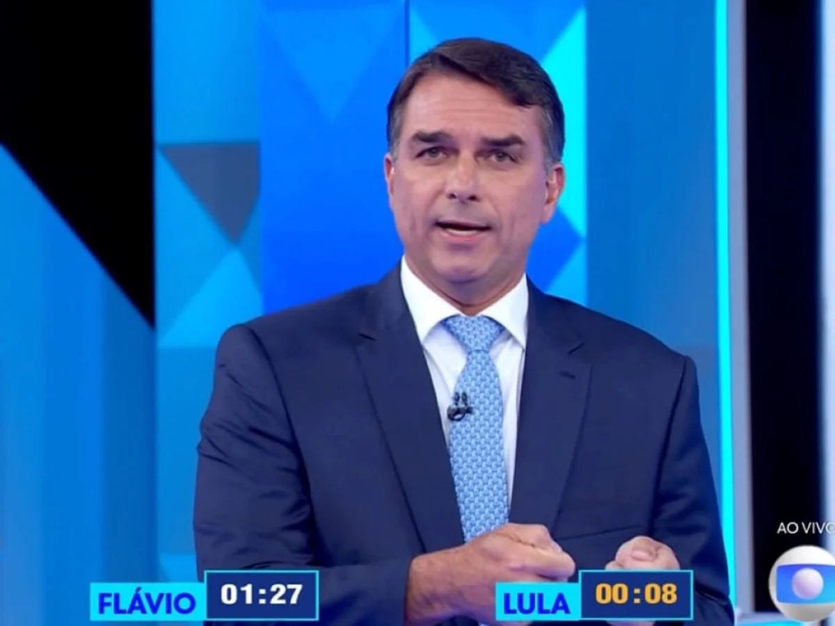 Durante debate, Flávio diz que Lula “dá com uma mão e tira com 9 dedos”
