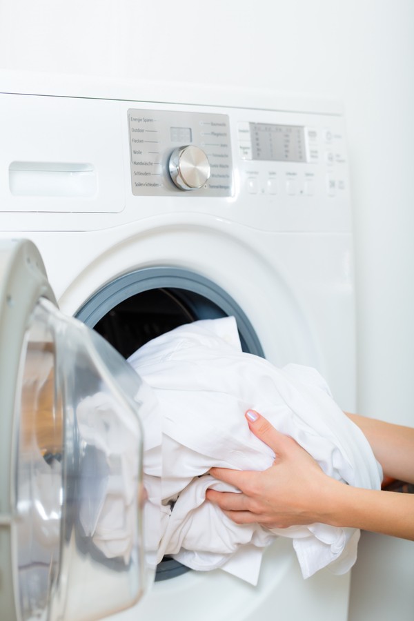 Como branquear roupa na máquina de lavar: 7 produtos para tirar o amarelado