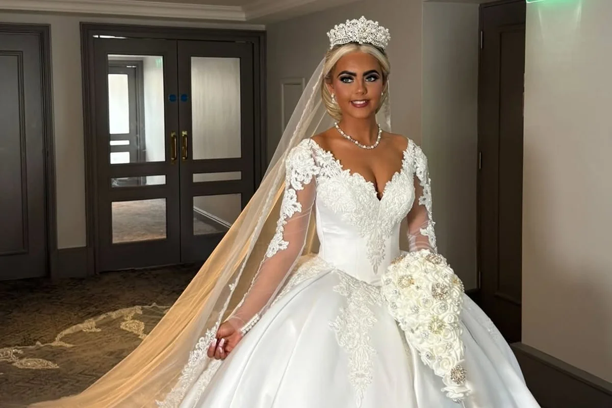 Noiva pede para convidados calarem a boca após padre ser interrompido