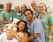 Andressa Ferreira e Thammy posam com a equipe do hospital