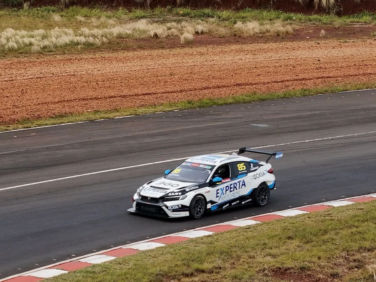 Pneu de carro atinge espectador em corrida de carros na Argentina