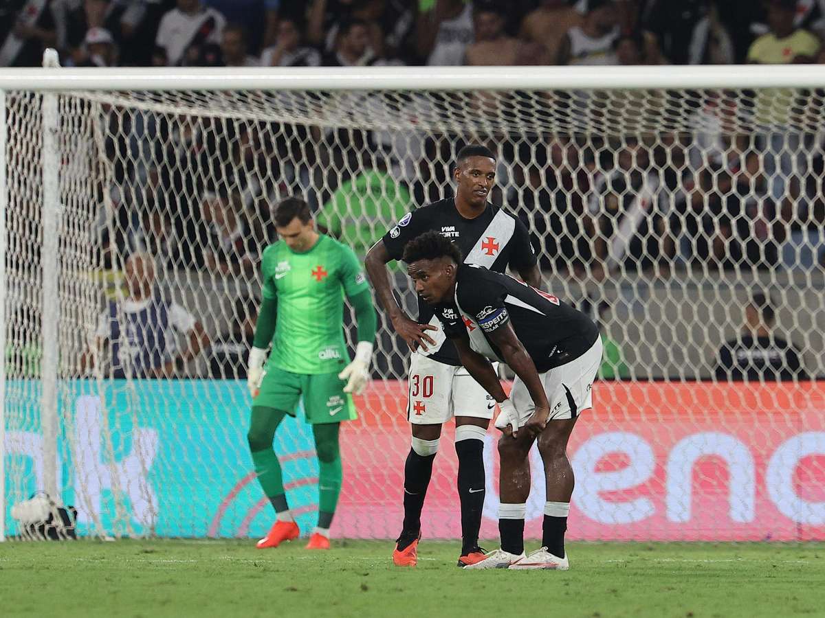 Esposa de Thiago Mendes revela desânimo de jogador após eliminação do Vasco: 'Não quer levantar da cama'