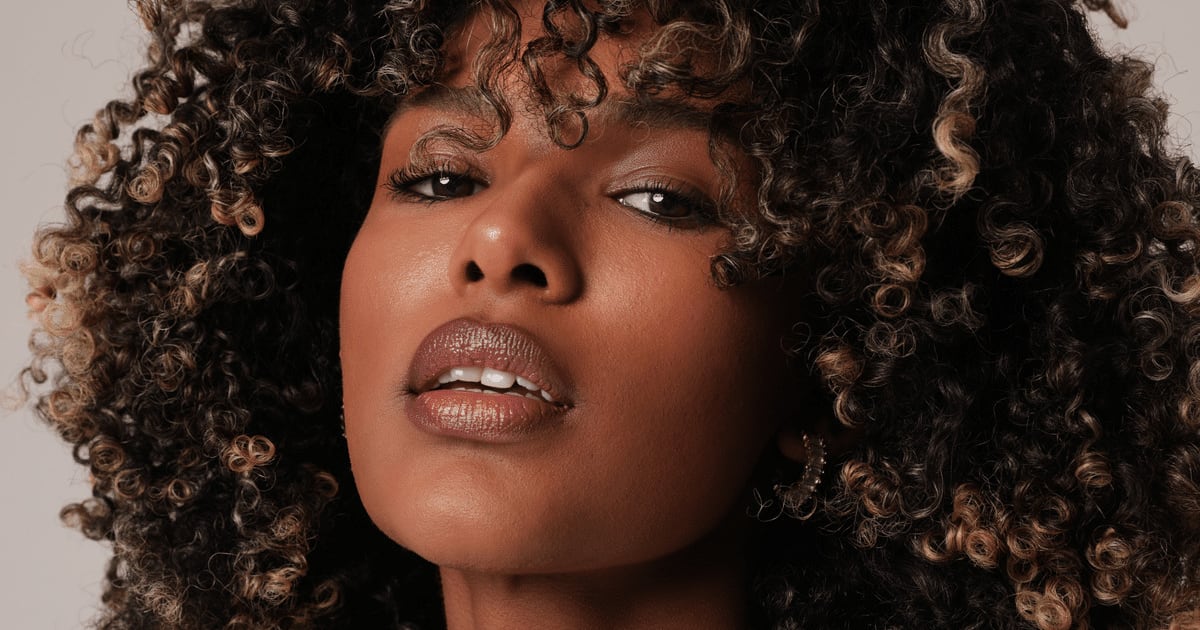 Lábios desenhados e olhos marcados: a make dos anos 1990 dita as novas tendências de maquiagem