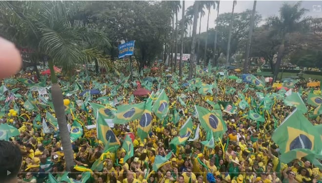 Apoiadores de Flávio Bolsonaro se aglomeram na Praça da Liberdade, em BH, em ato na véspera da eleição