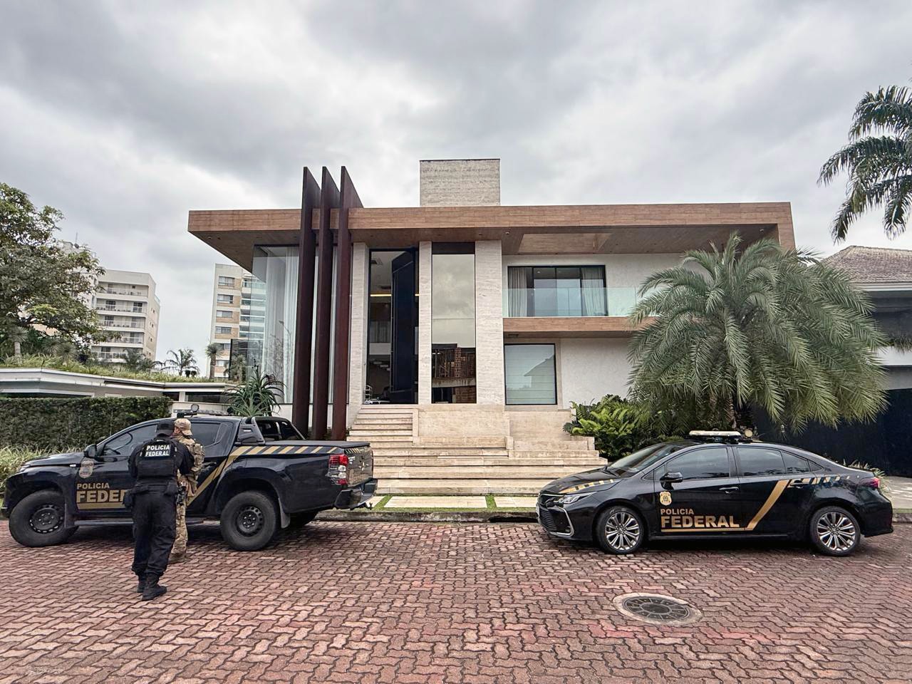Mãe e irmão de Oruam são presos pela PF em operação contra o monopólio de internet do Comando Vermelho