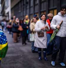 Brasileiros votam no segundo turno das eleições presidenciais em Zurique, Suíça Foto: EPA/Shutterstock / BBC News Brasil