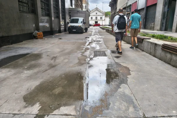 Calçadão de R$ 126 milhões em SP tem poças, rachaduras e concreto destruído - destaque galeria