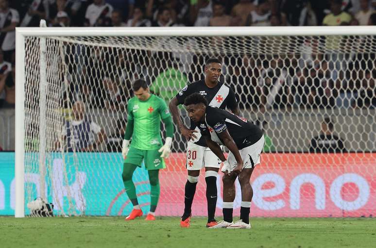 Esposa de Thiago Mendes revela desânimo de jogador após eliminação do Vasco: 'Não quer levantar da cama'