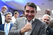 Imagem da matéria: Justiça barra entrega de título de cidadão a Flávio após abaixo-assinado