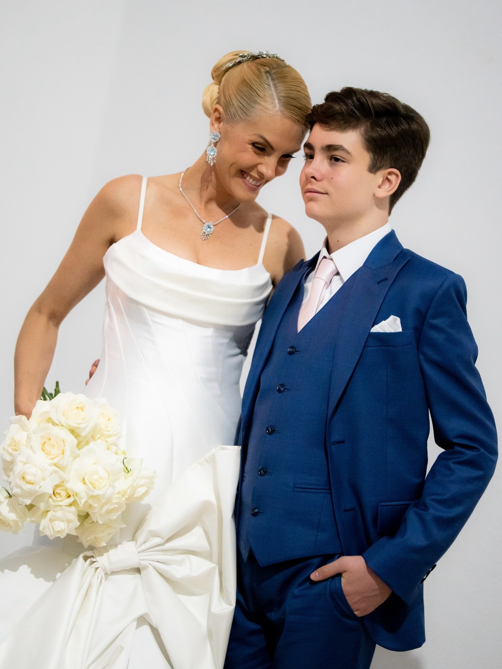 Ana Hickmann resgata fotos inéditas dos bastidores do casamento com Edu Guedes: "Acordei nostálgica"